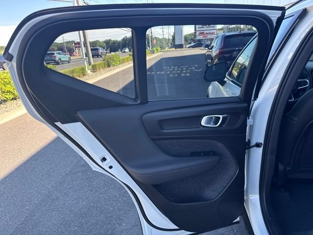 Certified 2025 Volvo XC40 B5 Plus AWD/4WD image 16
