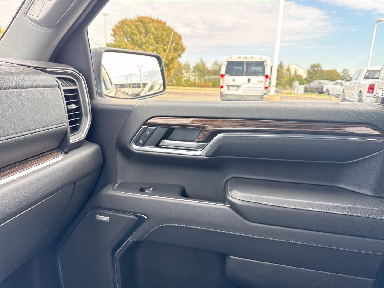 Used 2024 Chevrolet Silverado 1500 LT Trail Boss w/ Convenience Package II AWD/4WD image 25