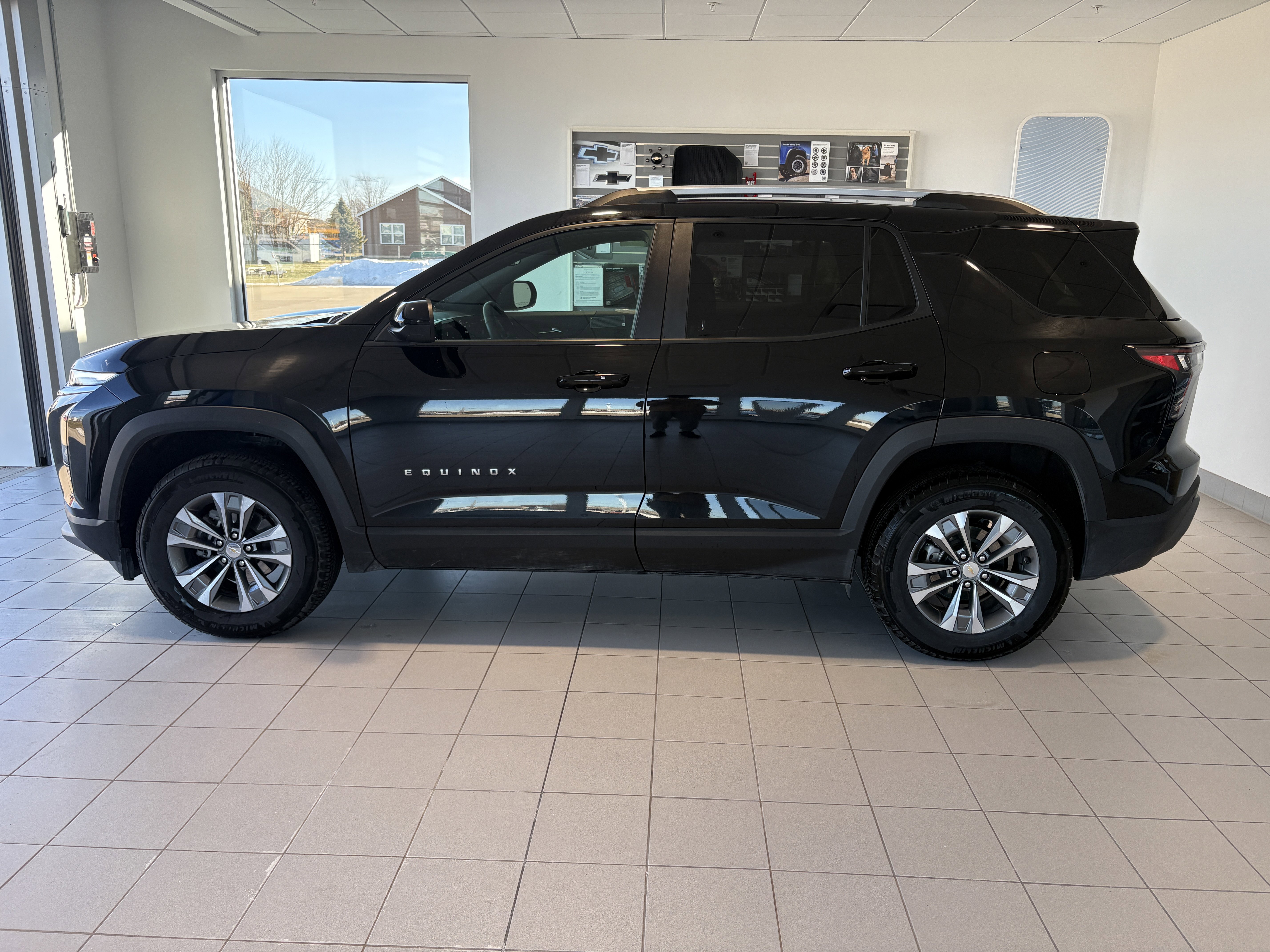 Used 2025 Chevrolet Equinox LT image 2