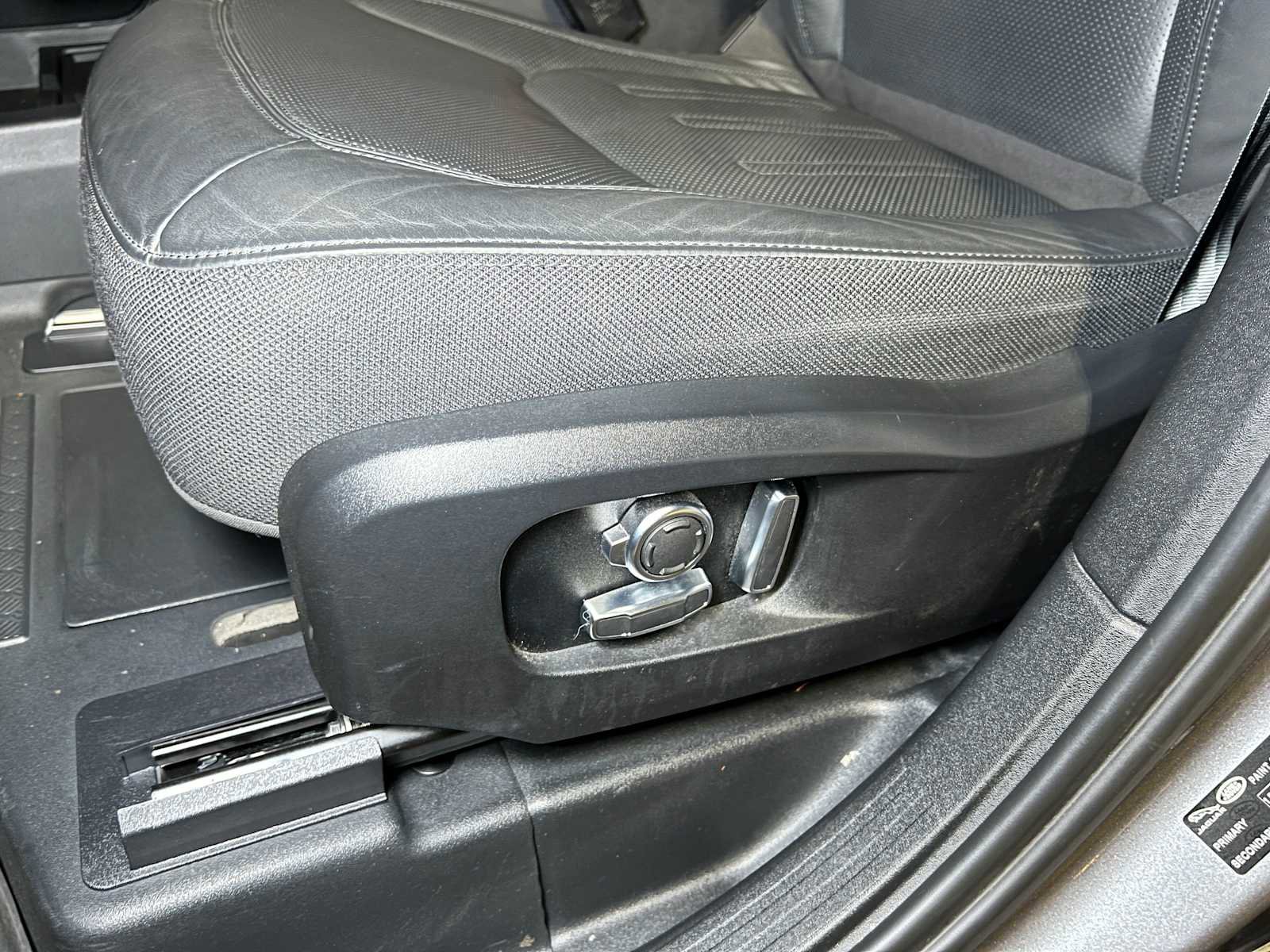 Used 2024 Land Rover Defender 130 X image 25