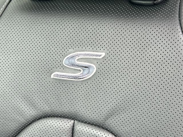 New 2026 Chrysler Pacifica Limited w/ Uconnect Theater Family Group image 16