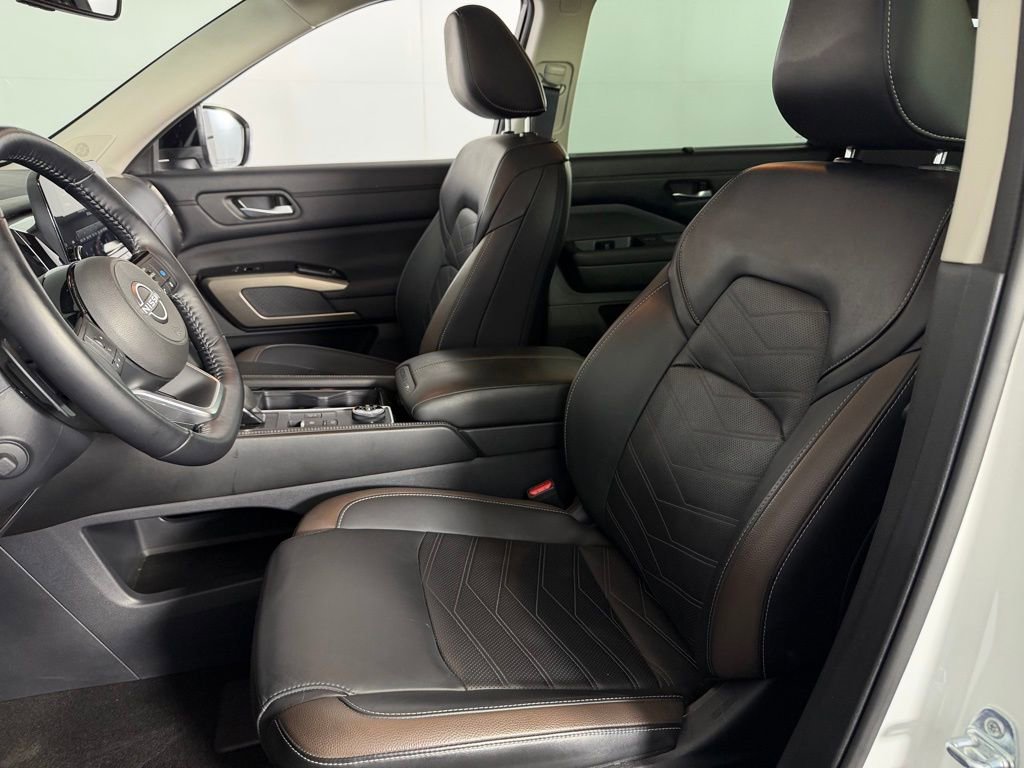 Used 2024 Nissan Pathfinder Platinum w/ Black Appearance Package image 24