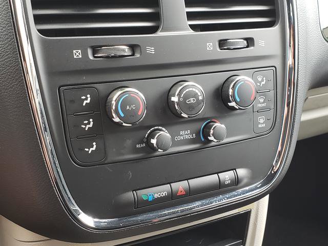 Used 2016 Dodge Grand Caravan SE image 23