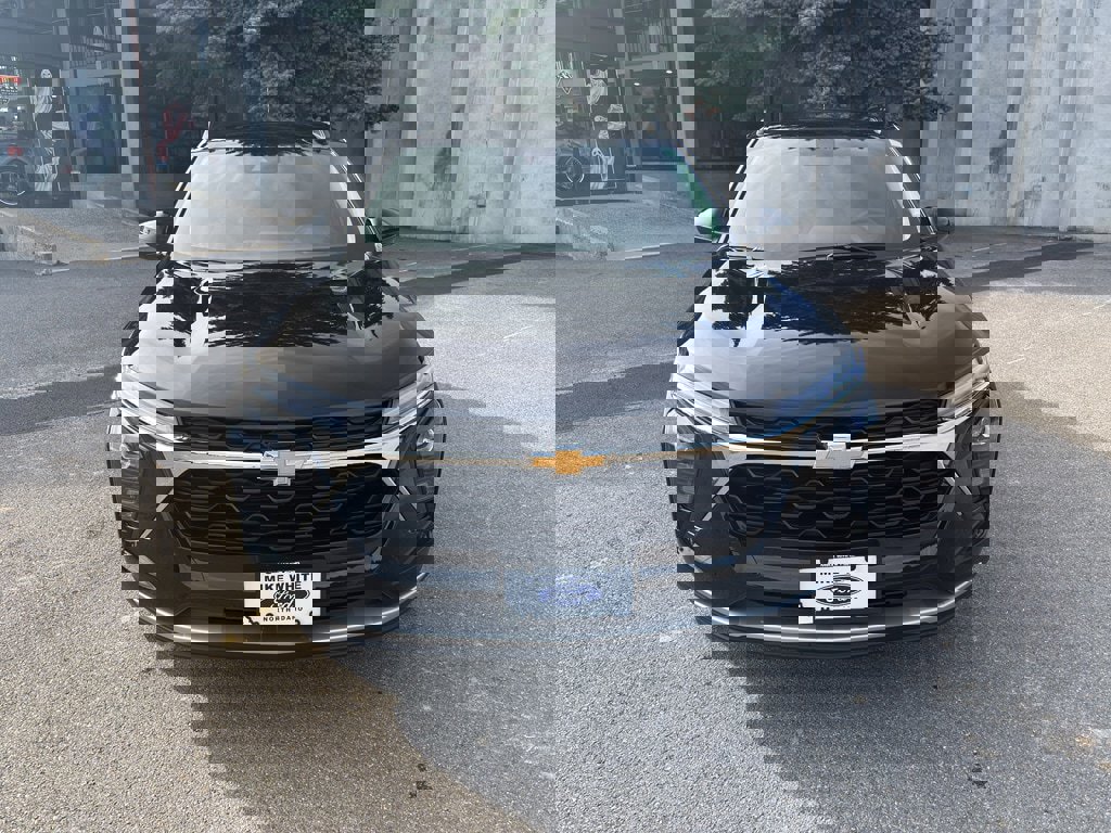 Used 2025 Chevrolet Trax LT w/ Driver Confidence Package image 2