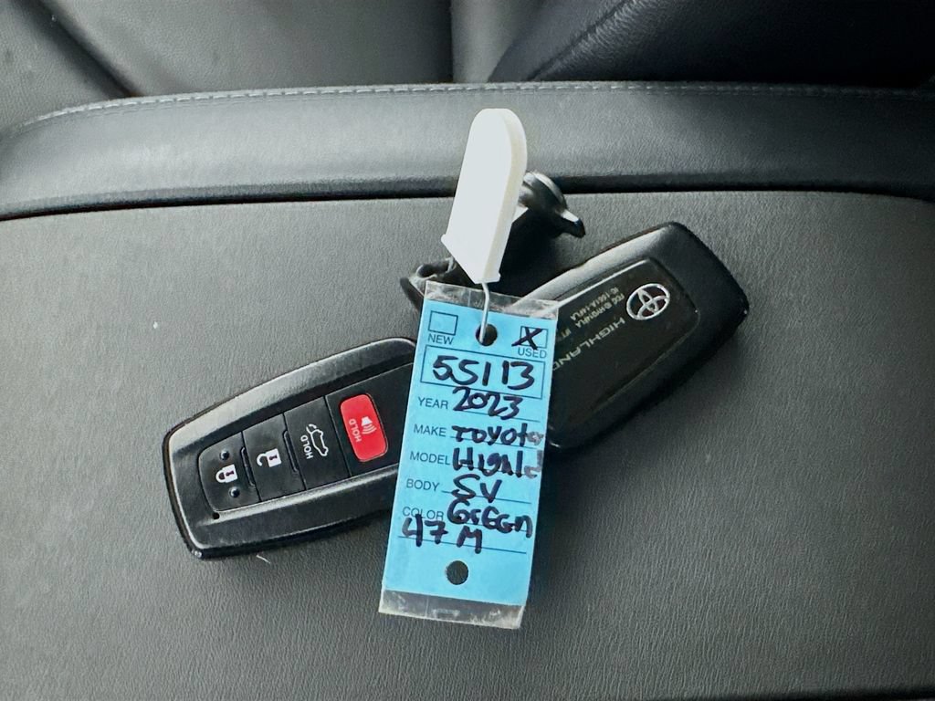 Used 2023 Toyota Highlander XLE AWD/4WD image 30