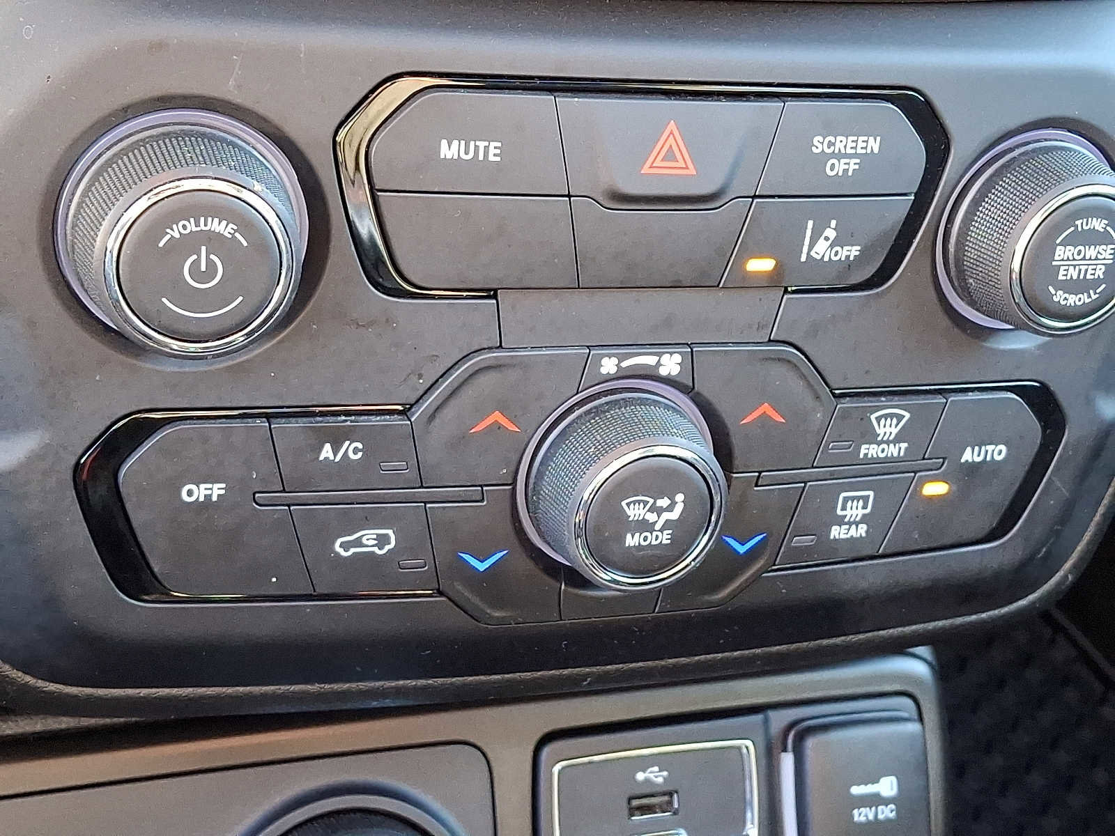 Certified 2023 Jeep Renegade Latitude w/ Sun & Fun Group image 16