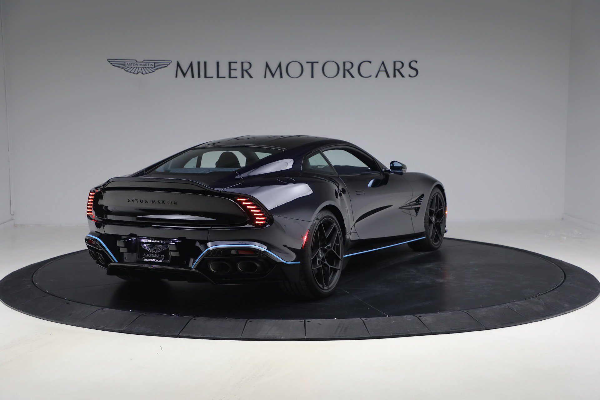 Used 2025 Aston Martin Vanquish RWD image 7