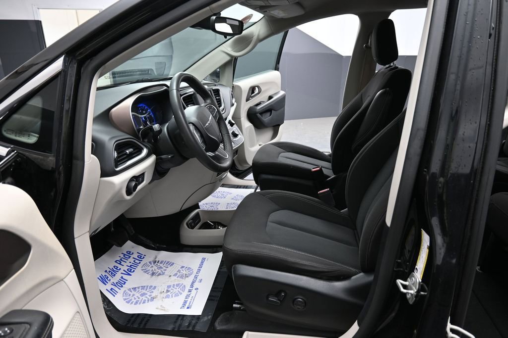 Used 2023 Chrysler Voyager LX FWD image 30