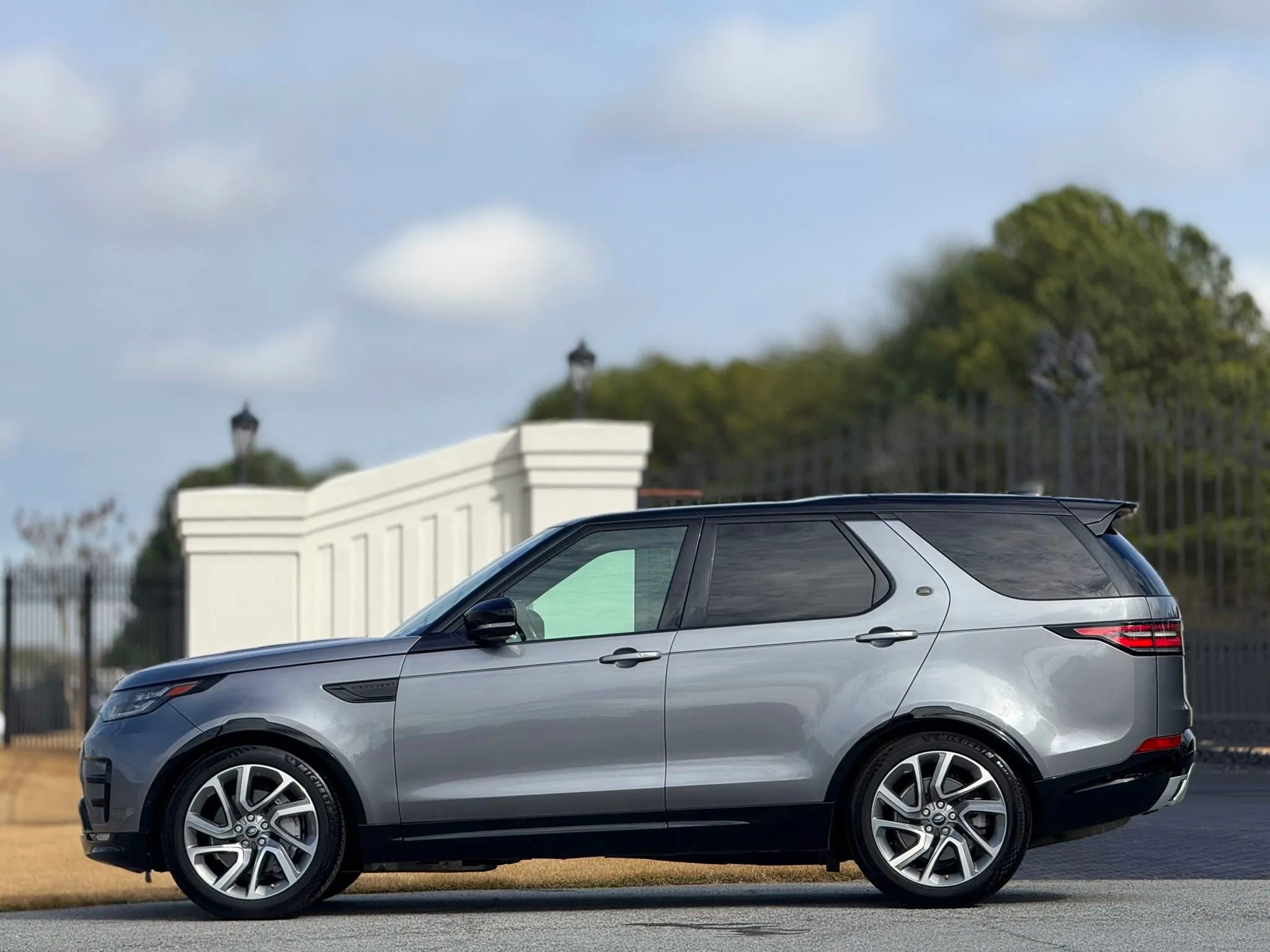 Used 2020 Land Rover Discovery Landmark image 7