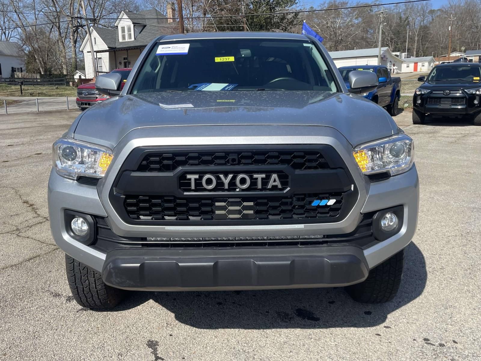 Used 2023 Toyota Tacoma SR5 w/ Technology Package image 8