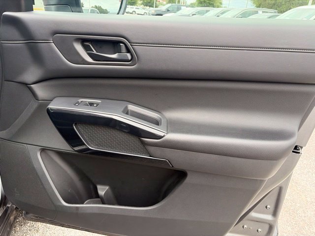 Used 2024 Nissan Pathfinder SV w/ Lighting Package (N92) FWD image 15