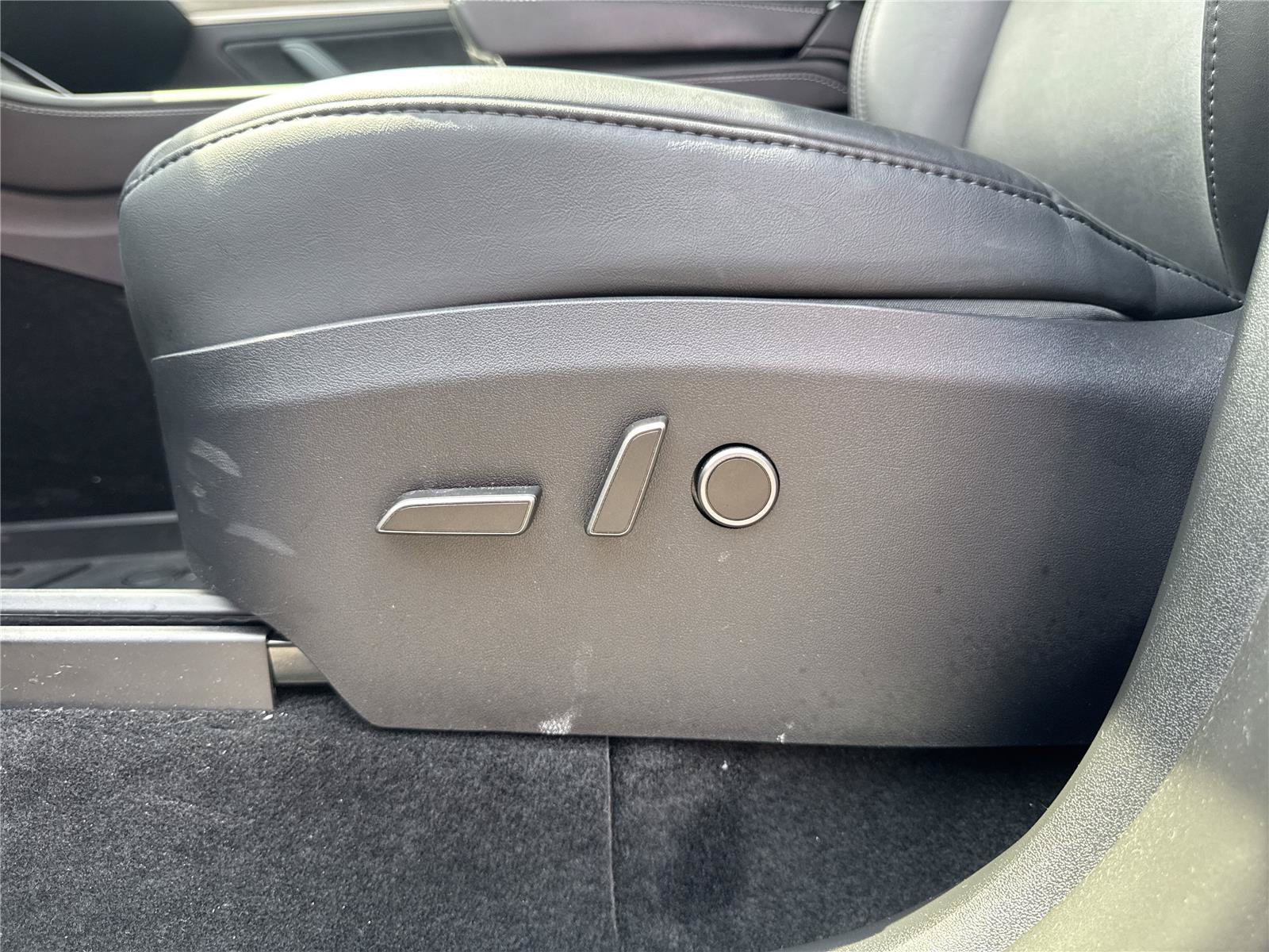 Used 2025 Tesla Model Y Performance AWD/4WD image 15