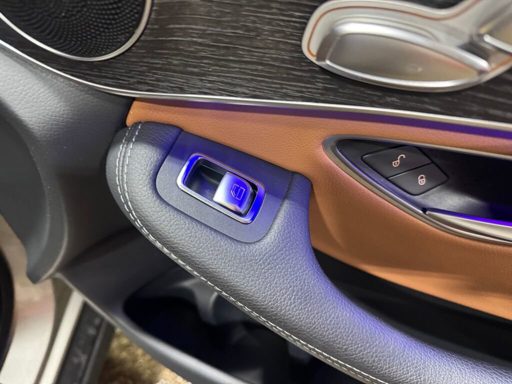 Used 2021 Mercedes-Benz GLC 300 4MATIC image 25