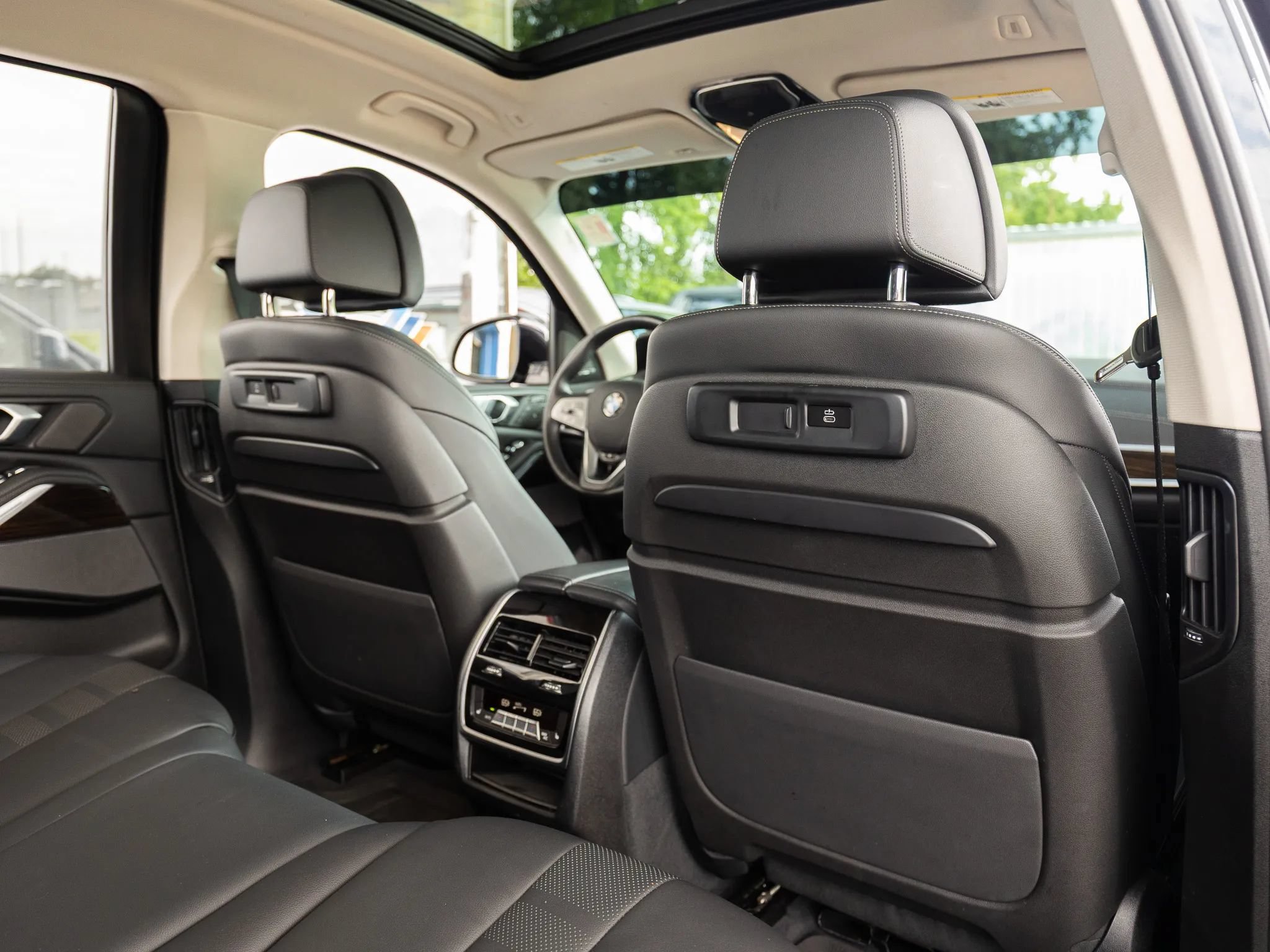 Used 2022 BMW X7 xDrive40i w/ Premium Package AWD/4WD image 27