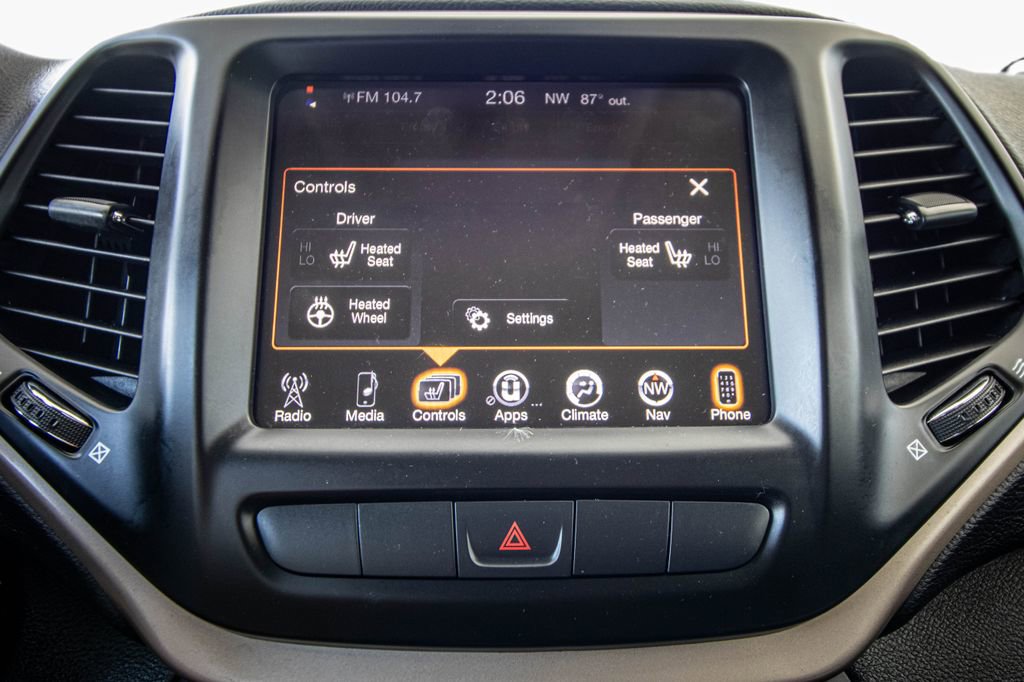 Used 2015 Jeep Cherokee Latitude w/ Cold Weather Group AWD/4WD image 42