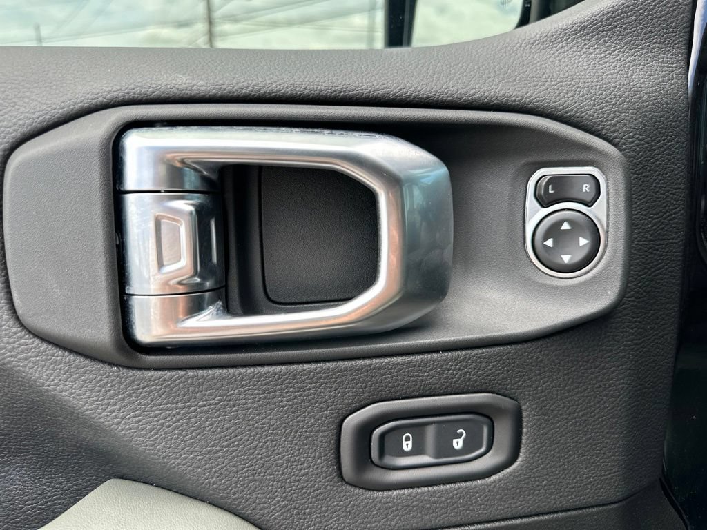 Used 2025 Jeep Gladiator Mojave AWD/4WD image 27