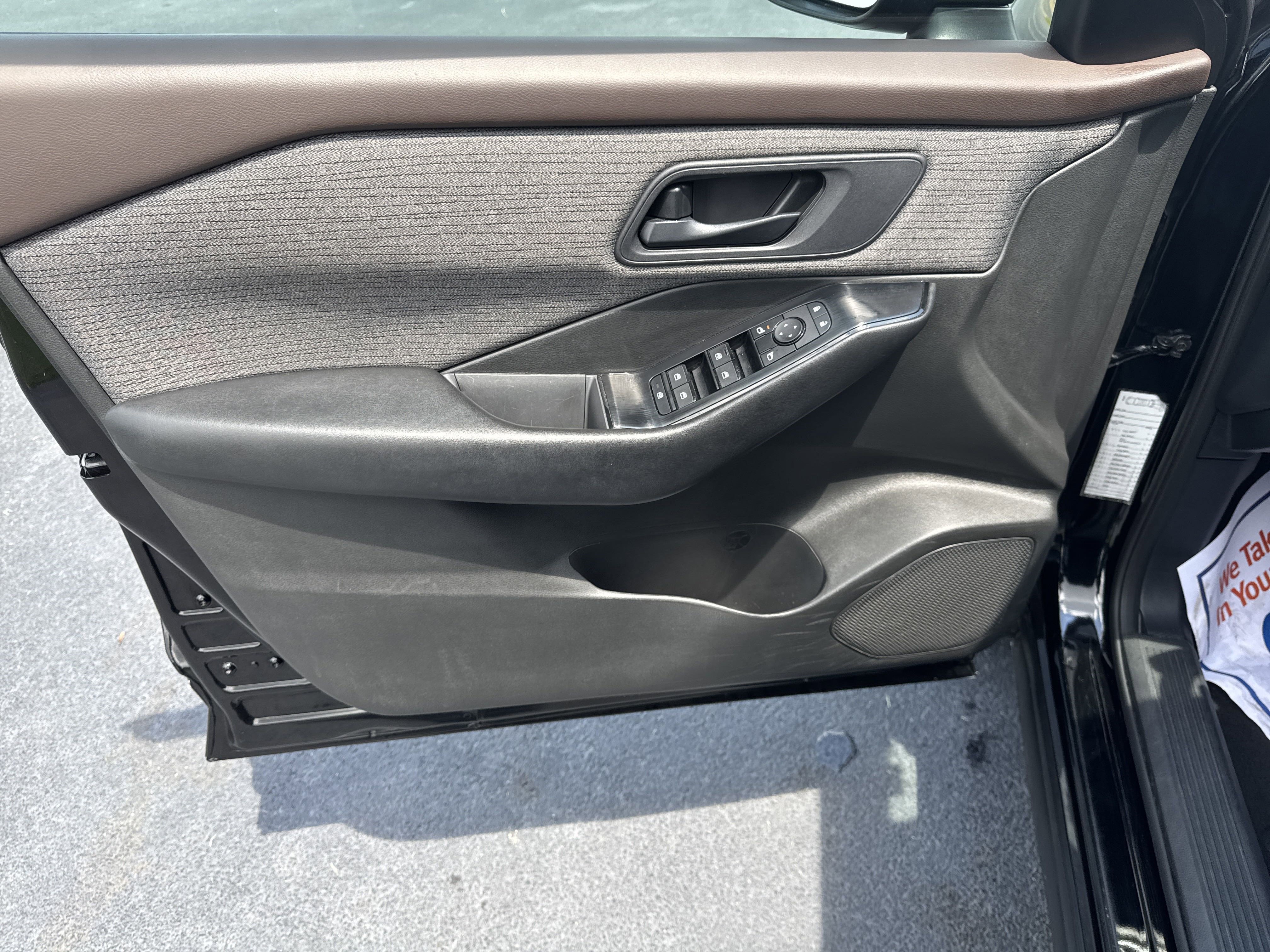 Used 2023 Nissan Rogue S image 22