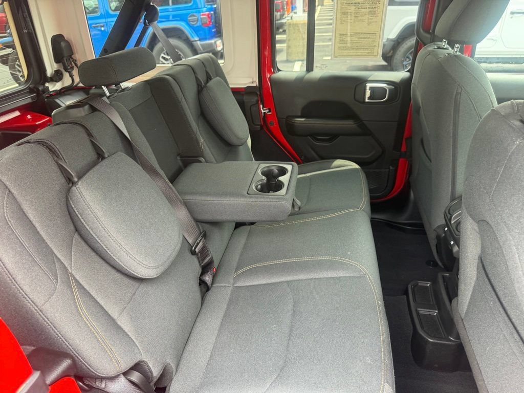 Used 2025 Jeep Wrangler Unlimited Sahara w/ Safety Group AWD/4WD image 57