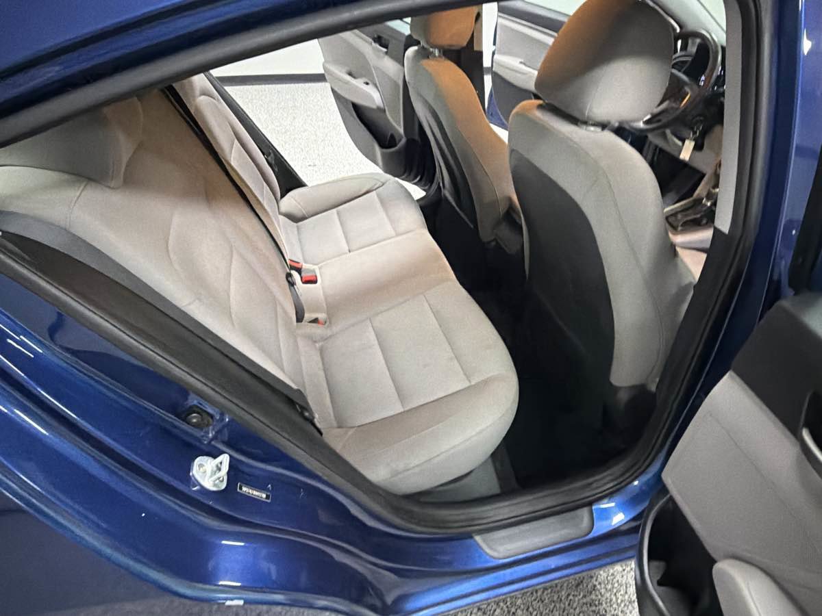 Used 2017 Hyundai Elantra SE FWD image 24