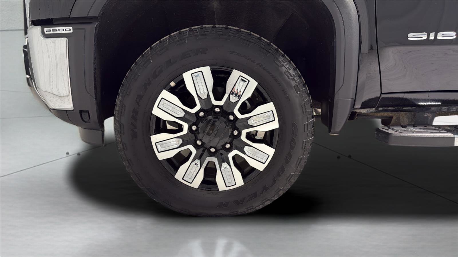 Used 2025 GMC Sierra 2500 SLT w/ SLT Premium Package AWD/4WD image 9