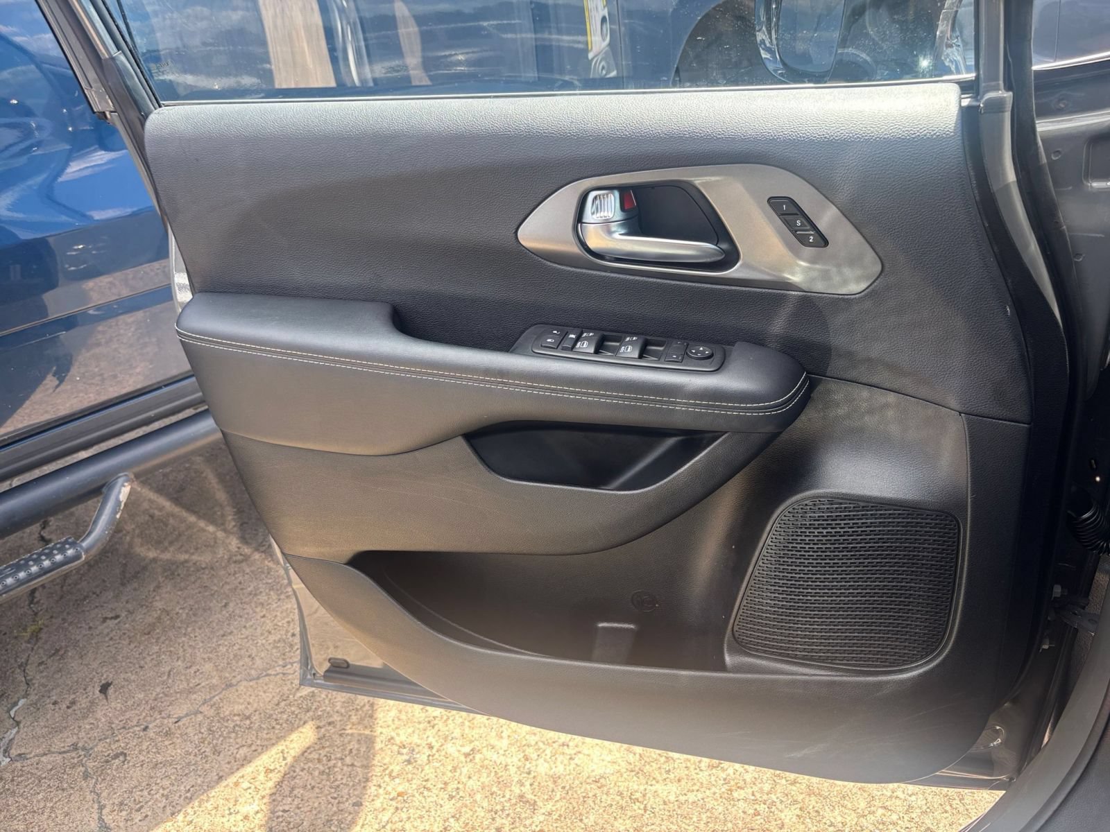 Used 2025 Chrysler Pacifica Select FWD image 18