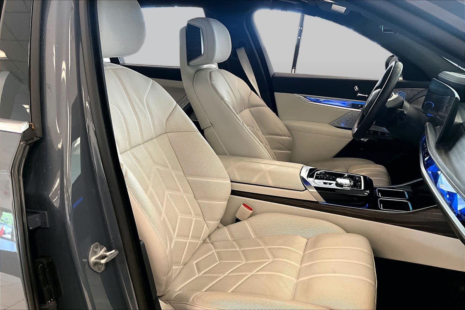 Used 2024 BMW i7 xDrive60 w/ Executive Package AWD/4WD image 8