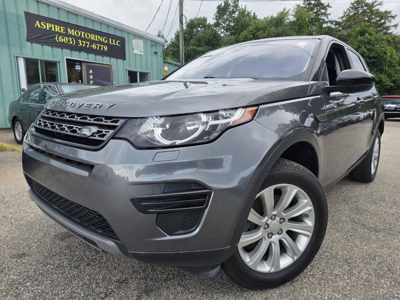 Used 2017 Land Rover Discovery Sport SE AWD/4WD image 2