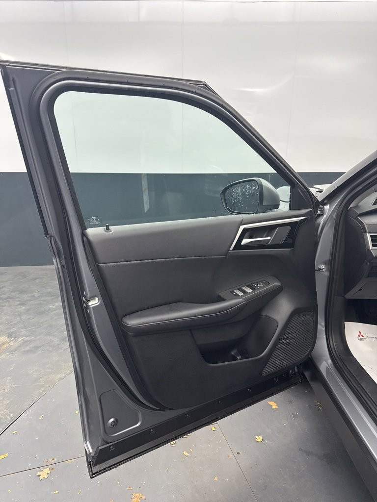 Used 2024 Mitsubishi Outlander SE image 15