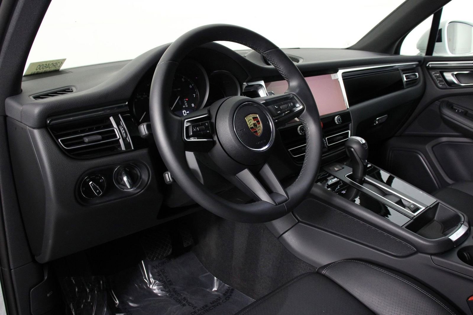 Certified 2025 Porsche Macan image 4