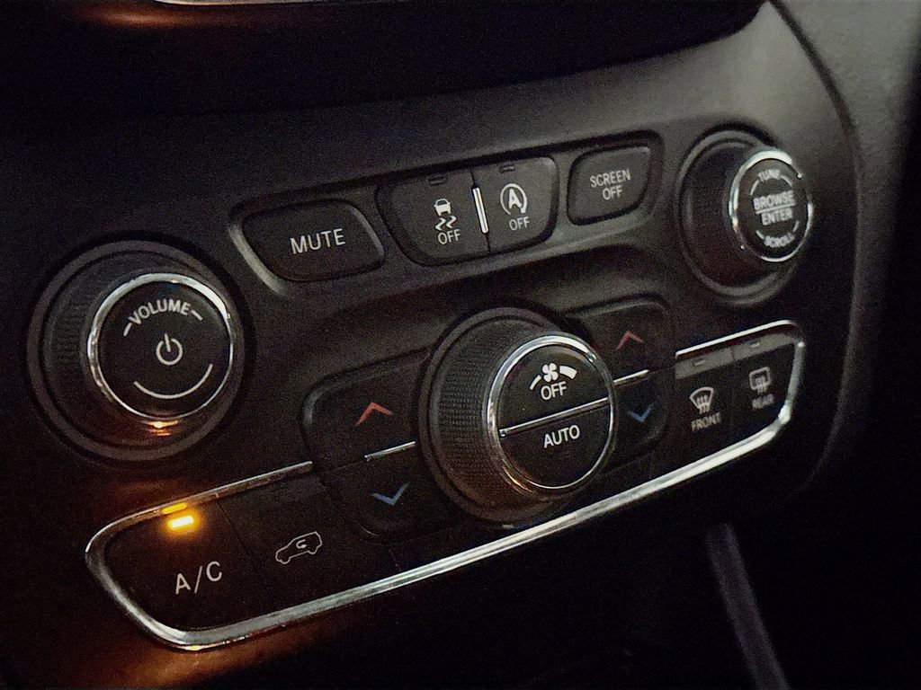 Used 2019 Jeep Cherokee Latitude Plus w/ Comfort/Convenience Group image 16