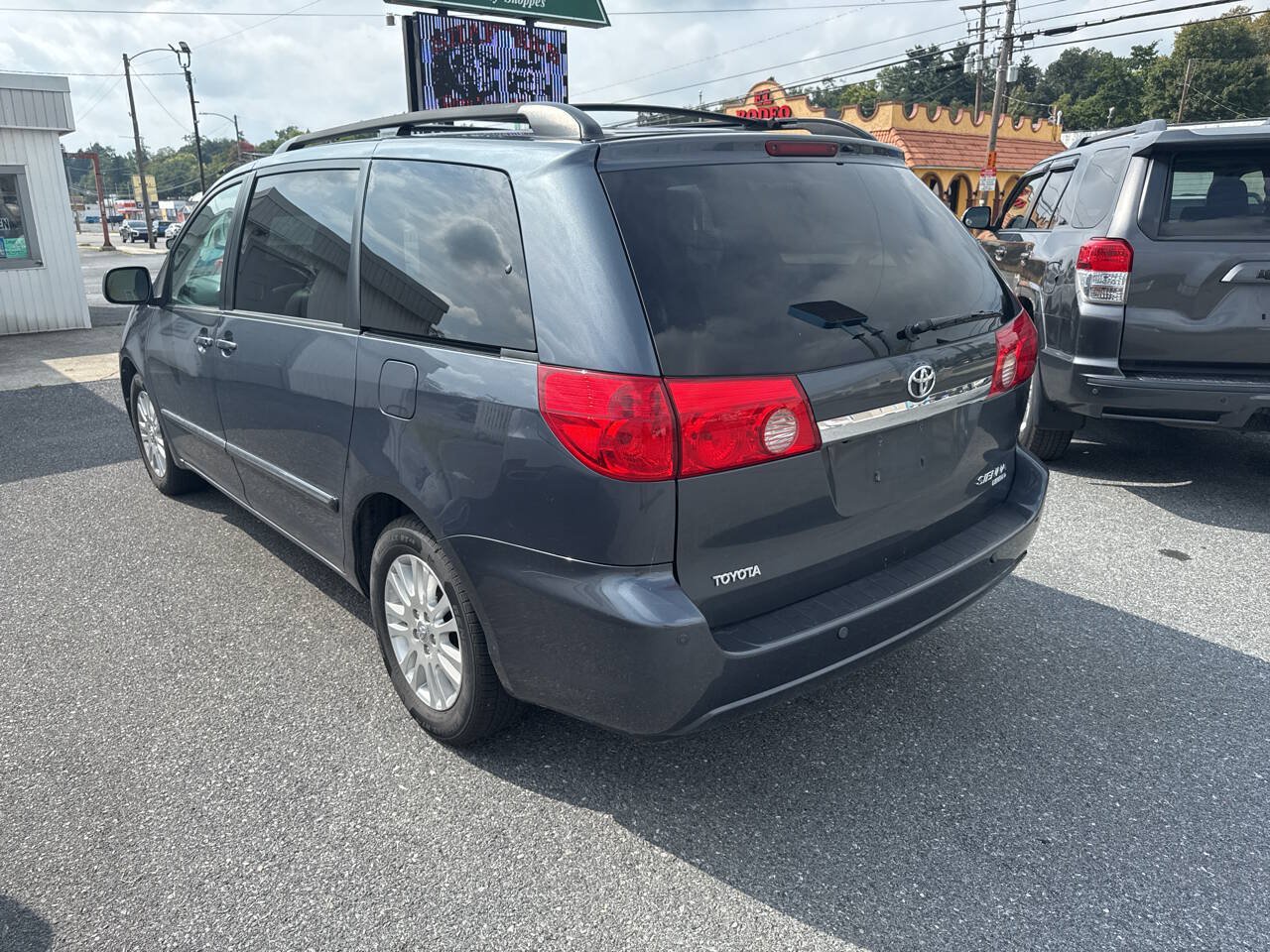 Used 2010 Toyota Sienna XLE Limited w/ XLE Limited Pkg 2 FWD image 4