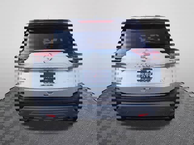 Used 2023 Nissan Rogue SV image 3