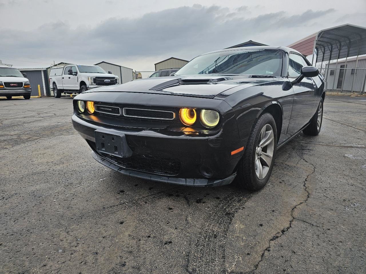 Used 2016 Dodge Challenger SXT RWD image 2