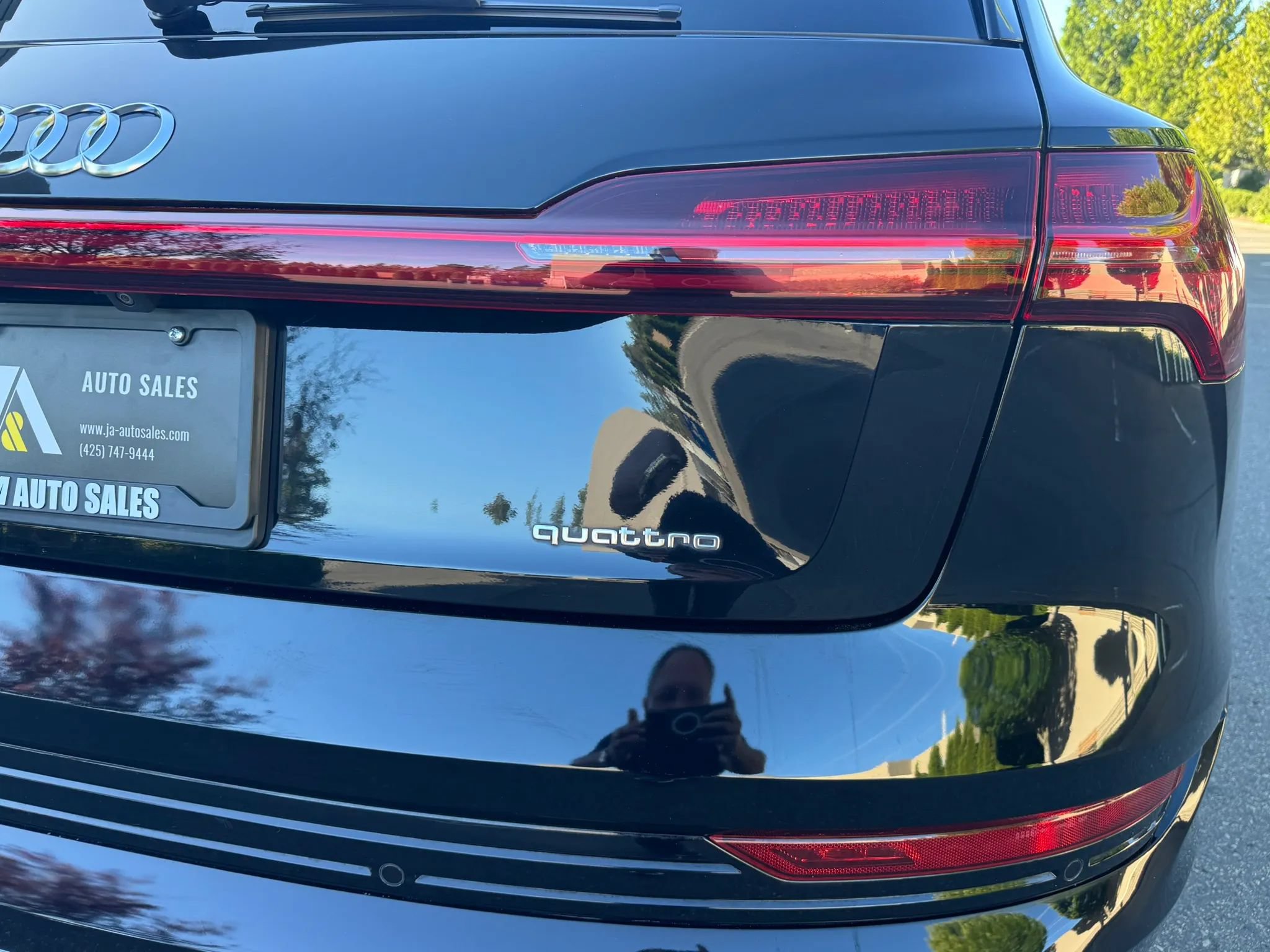 Used 2022 Audi e-tron Premium AWD/4WD image 16