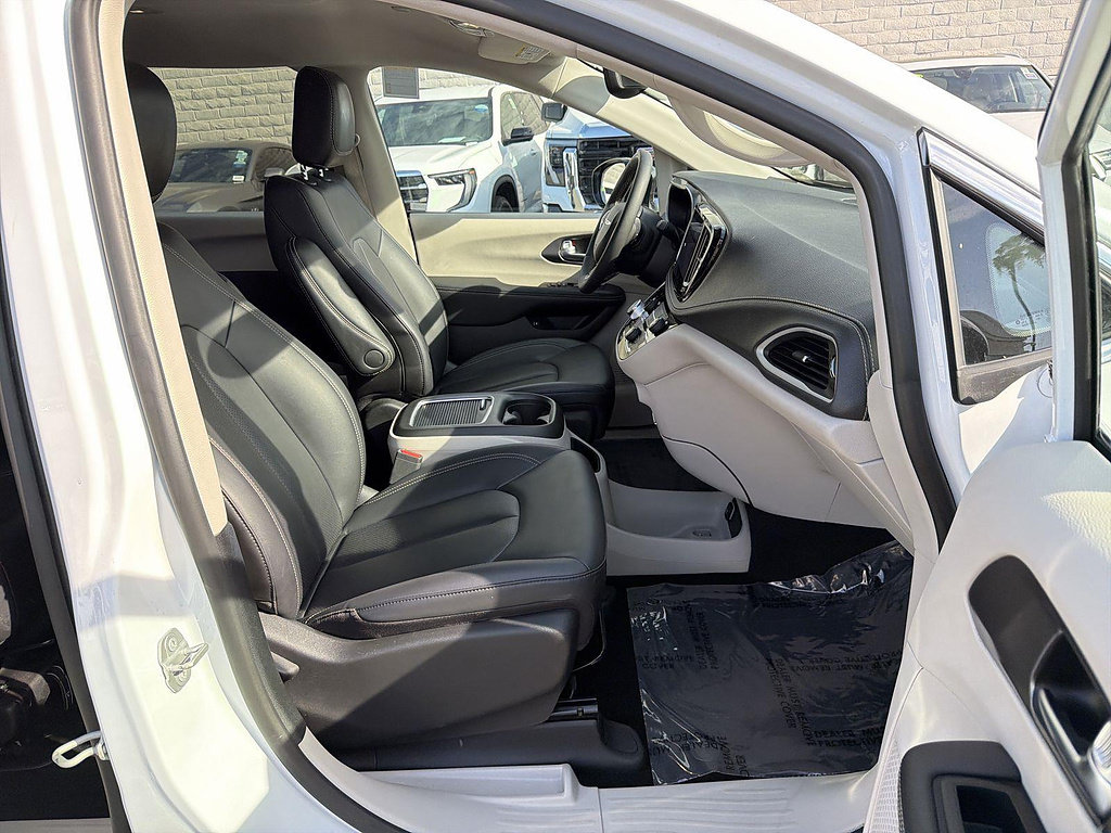 Used 2024 Chrysler Pacifica Limited FWD image 27