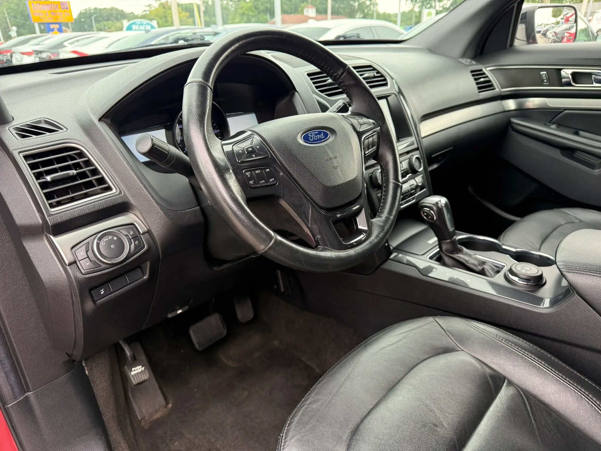 Used 2018 Ford Explorer XLT w/ Equipment Group 202A AWD/4WD image 15