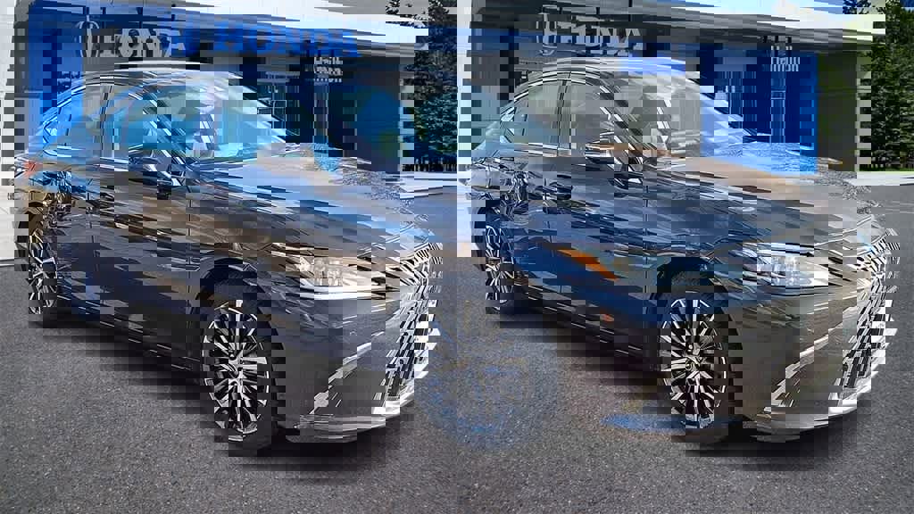 Used 2023 Lexus ES 300h w/ Premium Package image 2