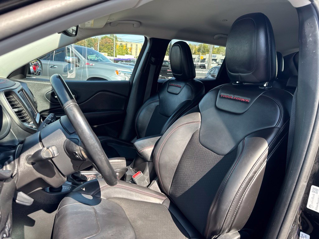 Used 2019 Jeep Cherokee Trailhawk AWD/4WD image 14