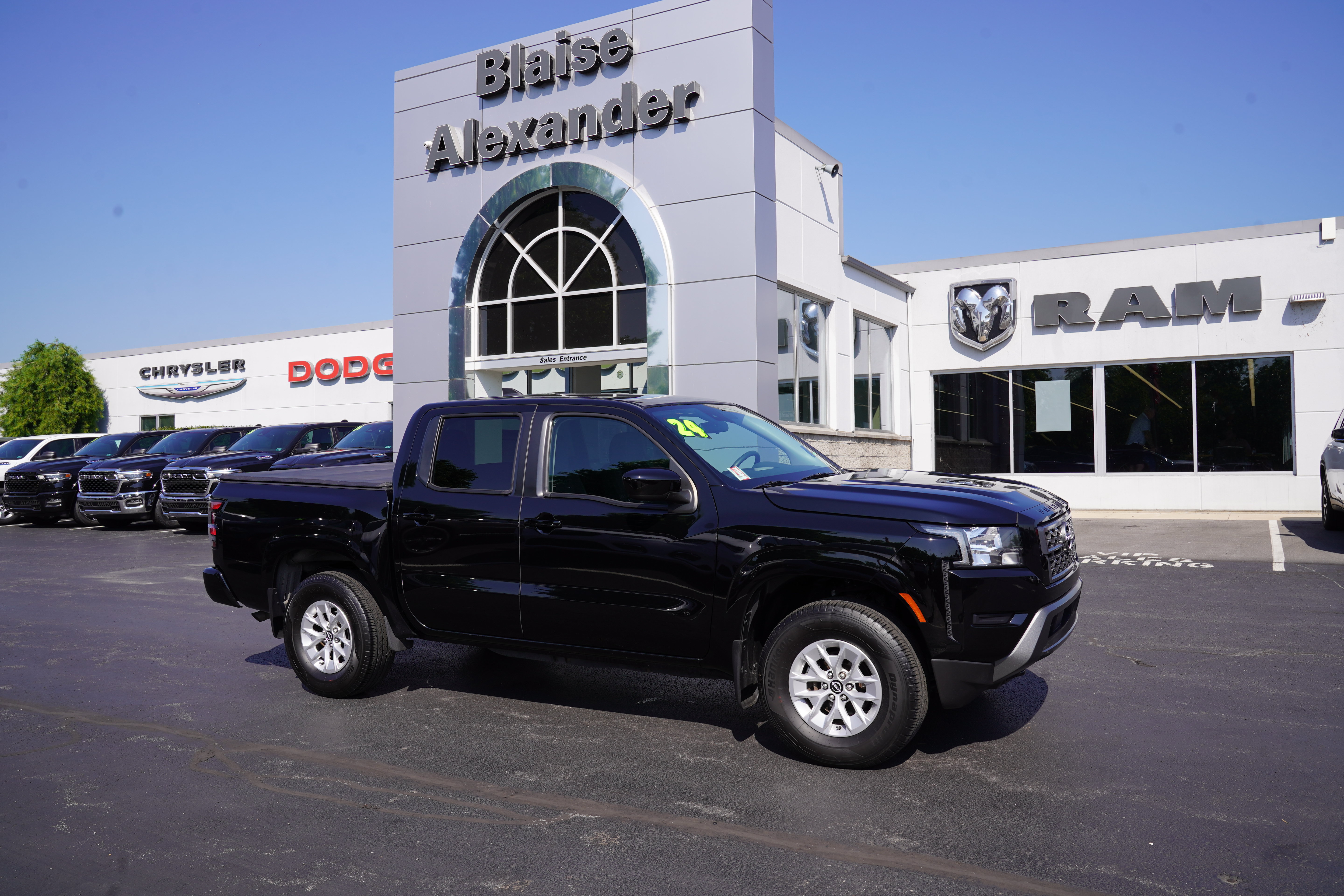 Used 2024 Nissan Frontier SV w/ Technology Package AWD/4WD image 1