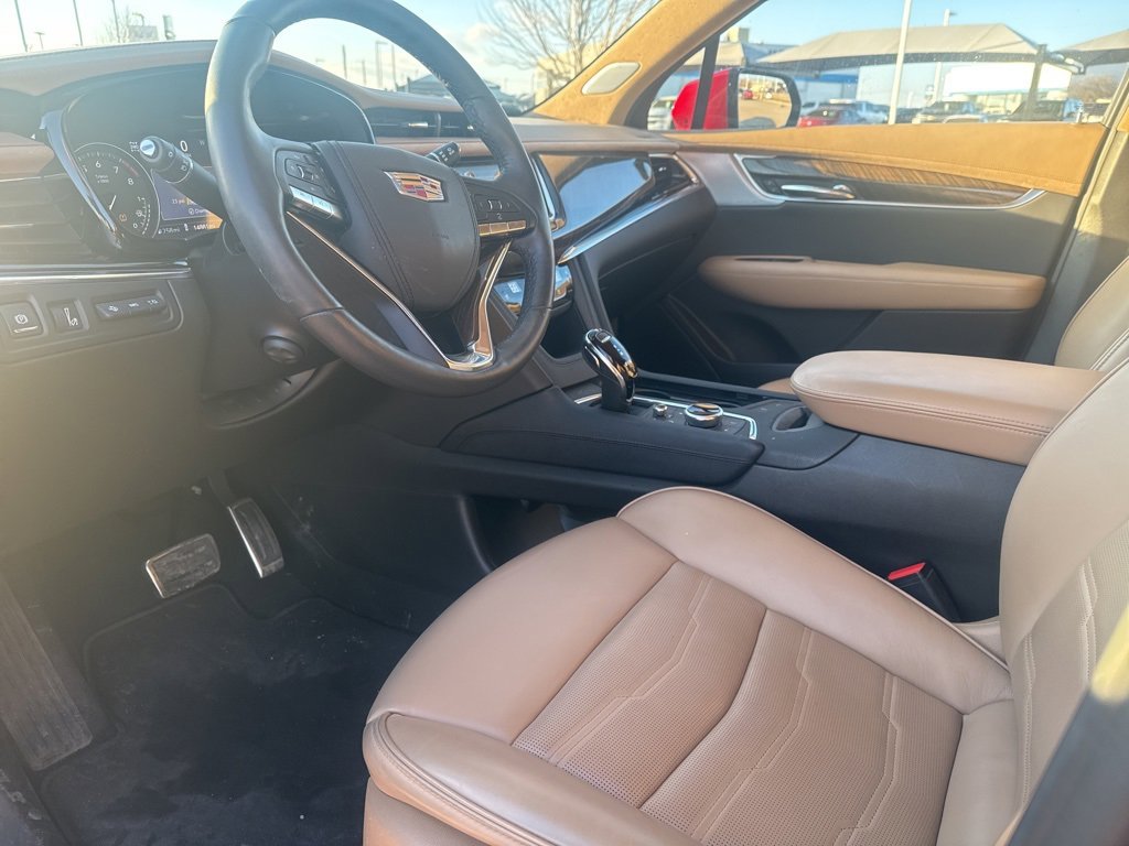 Certified 2023 Cadillac XT6 Sport w/ LPO, ONYX Package image 2