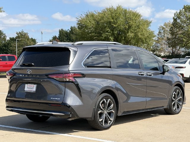 Used 2025 Toyota Sienna Platinum FWD image 4