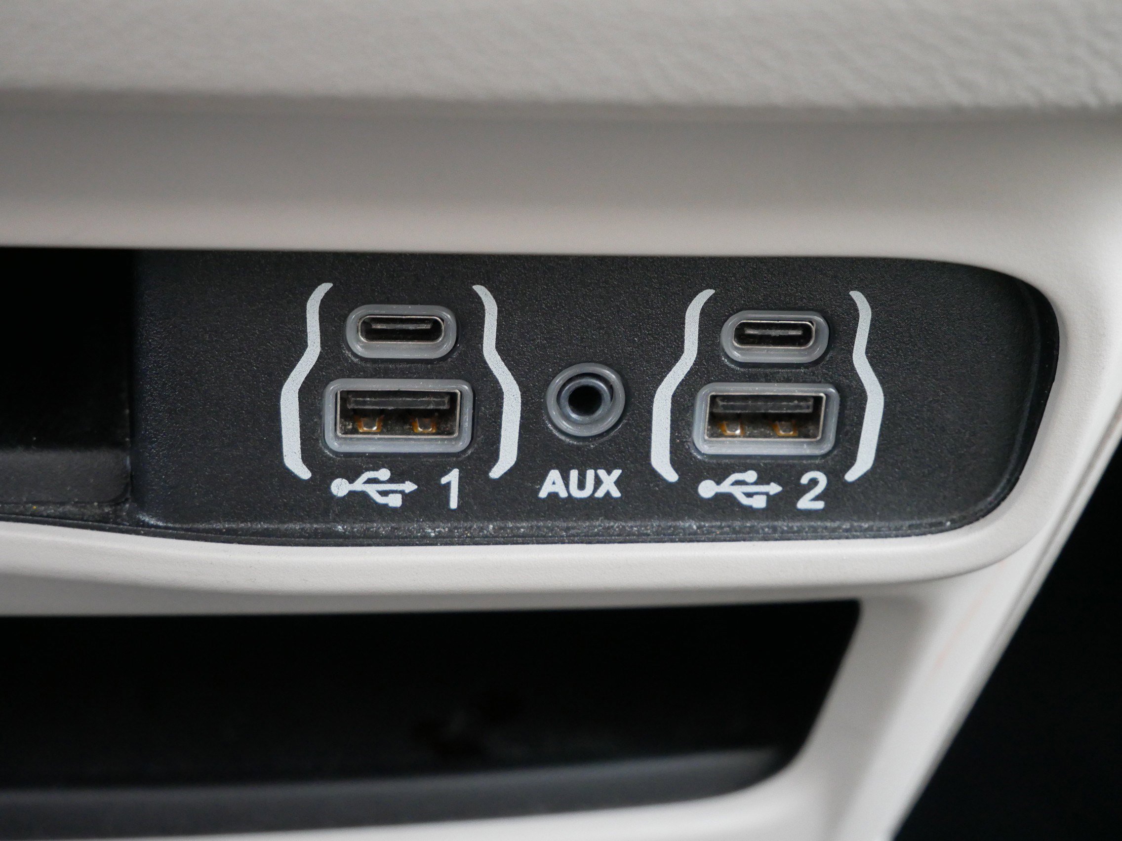 Used 2023 Chrysler Voyager LX image 30