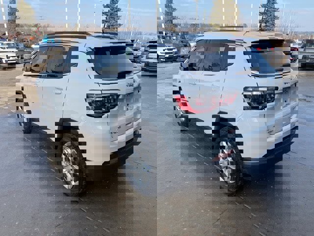 Used 2023 Jeep Compass Latitude image 4