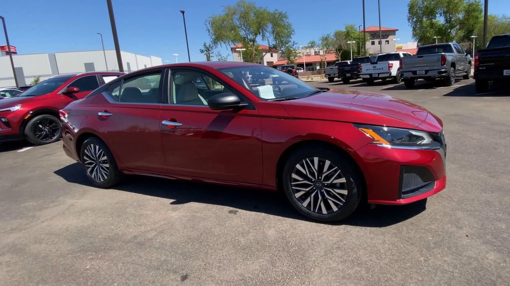 Used 2025 Nissan Altima 2.5 SV image 2