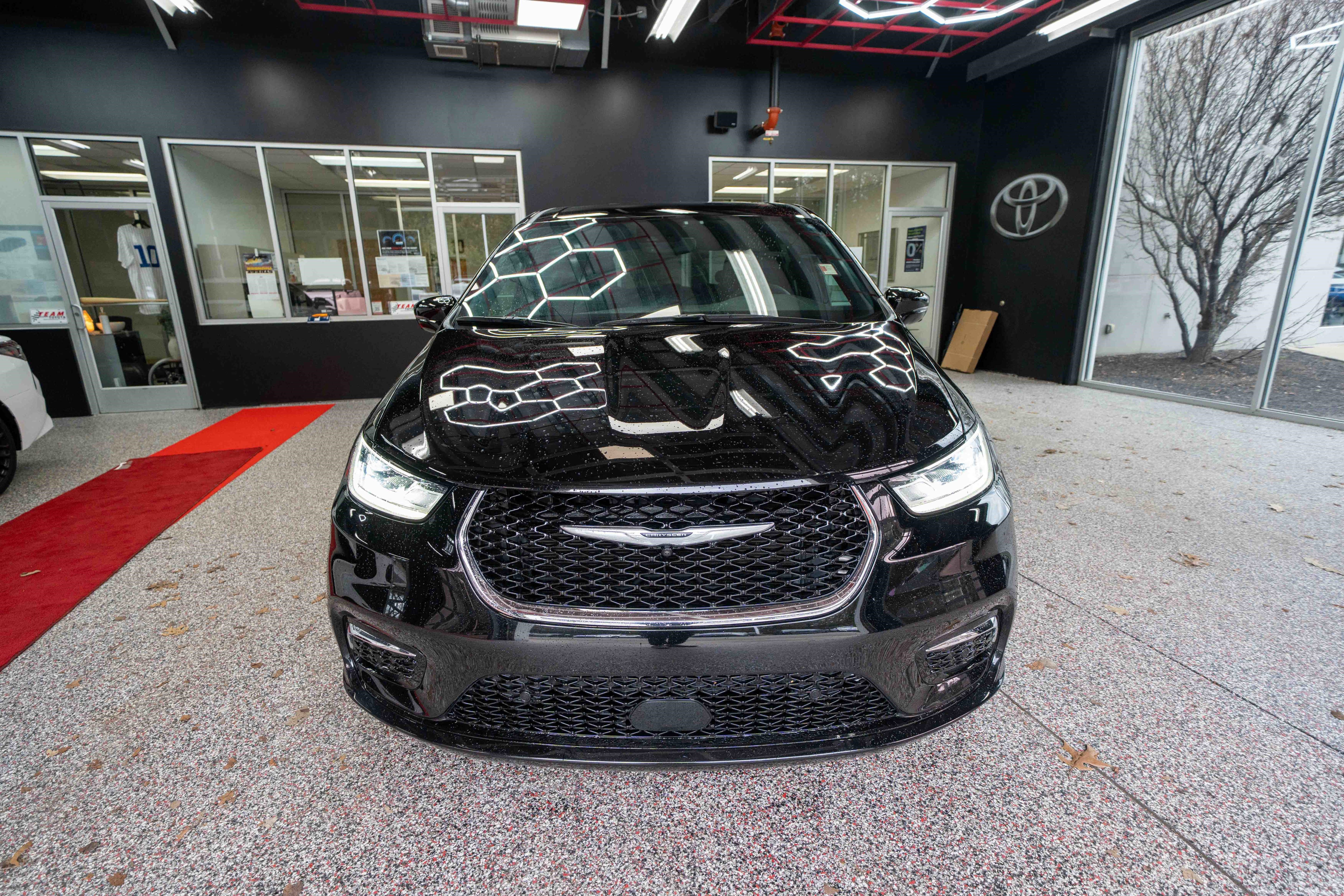 Used 2025 Chrysler Pacifica Select image 6