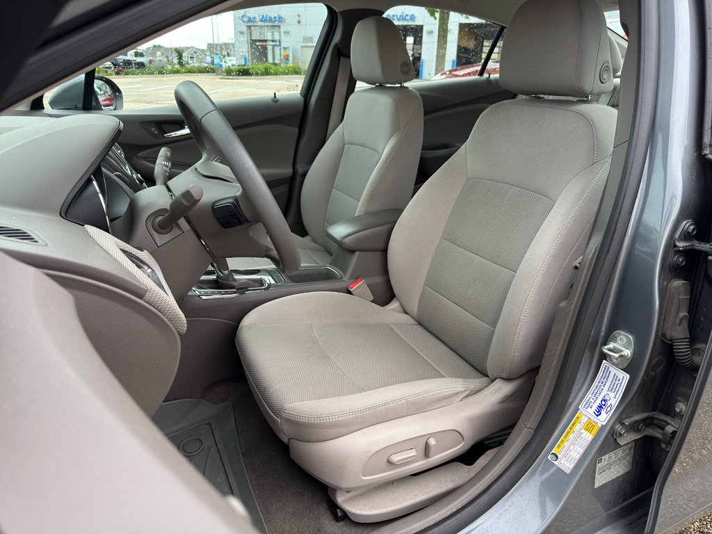 Used 2018 Chevrolet Cruze LT w/ Convenience Package FWD image 11