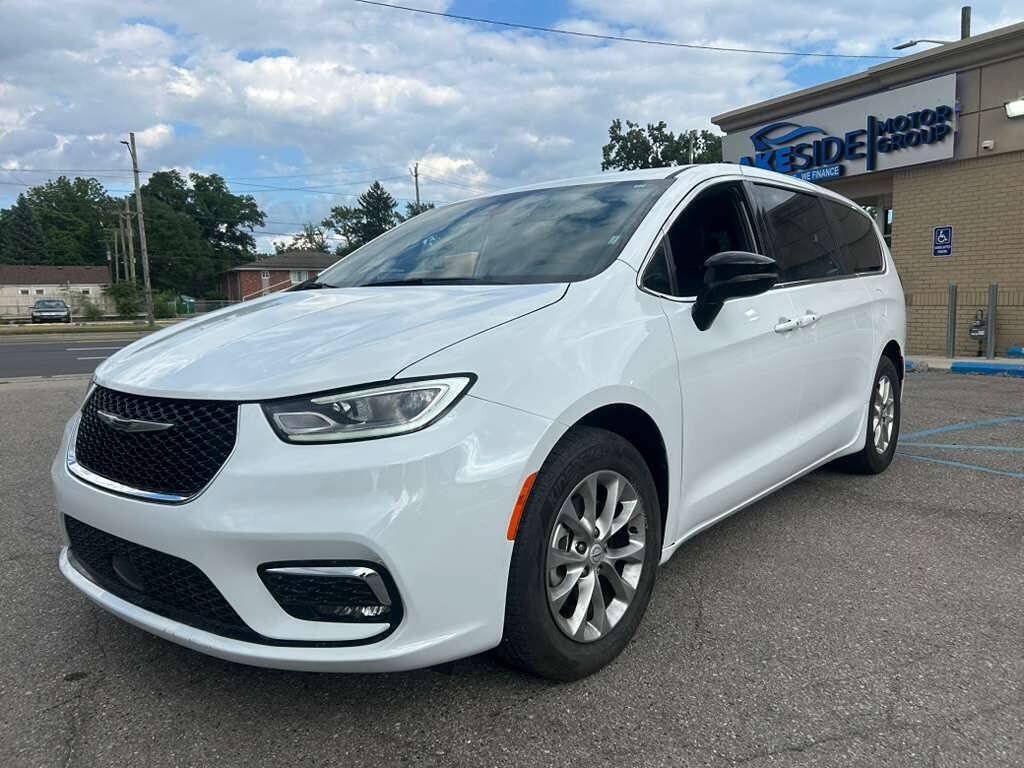 Used 2025 Chrysler Pacifica Select