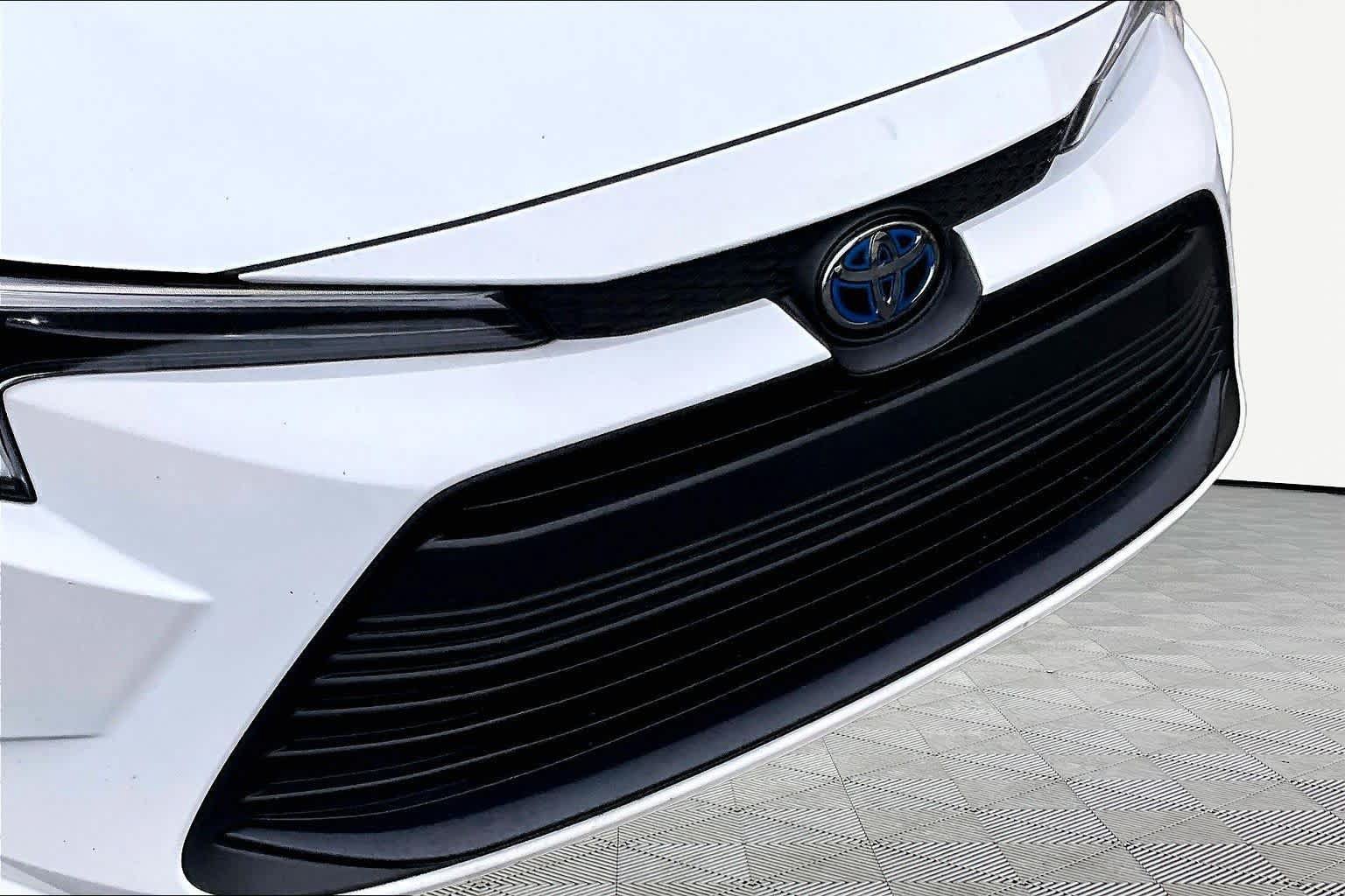Used 2025 Toyota Corolla LE FWD image 30