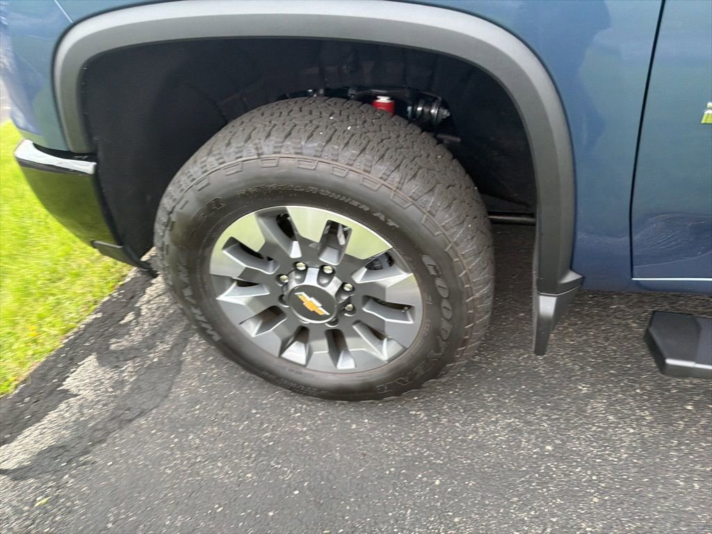 Used 2025 Chevrolet Silverado 2500 Custom w/ Custom Value Package image 10