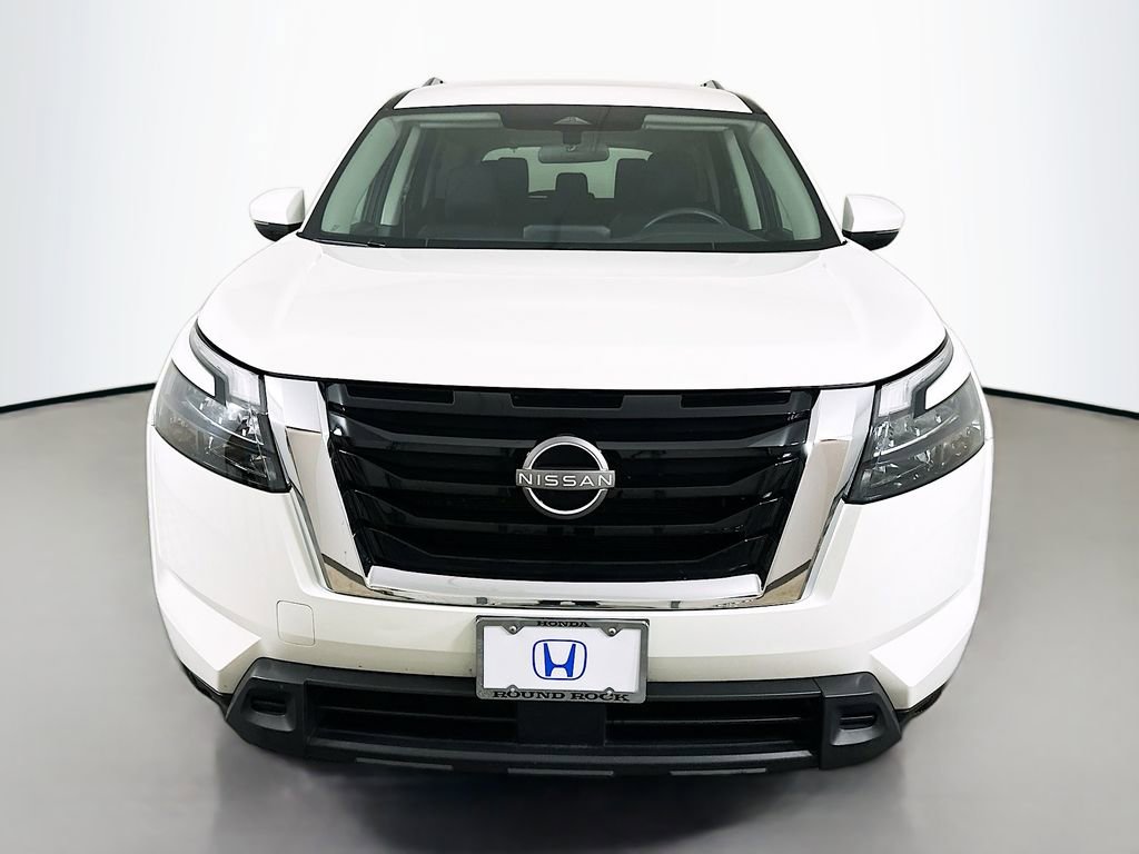 Used 2024 Nissan Pathfinder SV image 2